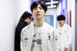 炫神因辱骂theshy，二路(lù)解说权限被(bèi)收回，还被(bèi)粉丝投诉到全国掃(sǎo)黑办