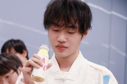 解说米勒说出LPL困境，中(zhōng)单选手出现严重断档，新生(shēng)代实力都很菜(cài)