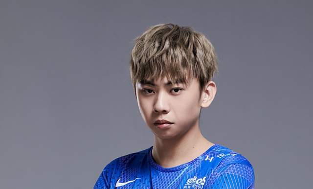 S赛冠军复出打LPL，德杯1场不赢被当人机虐！网友：主播别碰瓷LPL